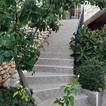 Lovely 1-bedroom Unit With Free Parking On Premises Apartmán Sarandë