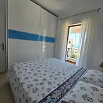 Apartmán Lovely 1-bedroom Unit With Free Parking On Premises