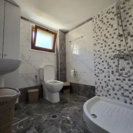 Lovely 1-bedroom Unit With Free Parking On Premises Daire